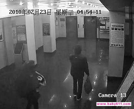 һ��һŮ�߽�����¥�����汧���ӵ�Ů��ͷ���챻��(��Ƶ��ͼ)��