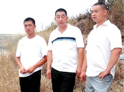 参与救人的(左起)廖祥华、魏本付和梁刚。江陵县委宣传部 供图