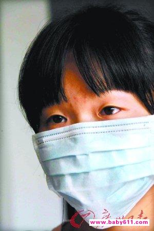 “饥饿女童”随母亲回到香港 母女已分离4年