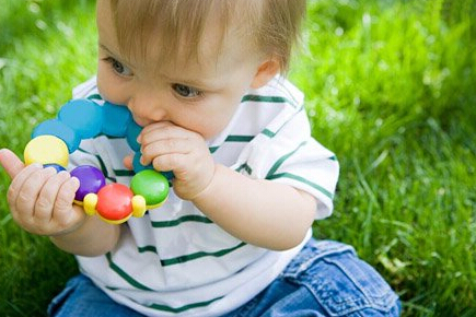 家长陪孩子玩积木游戏好处多