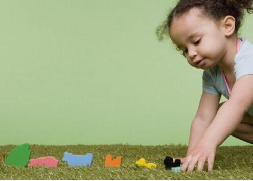 安抚情绪陪宝宝玩毛毛虫游戏