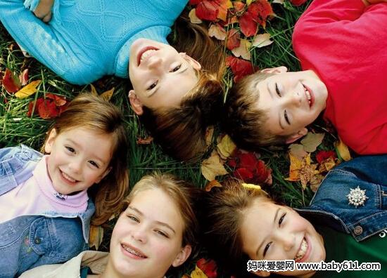 学龄前的男孩喜欢战斗游戏