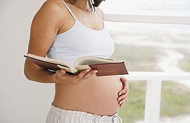 孕8月起,阅读胎教很有效