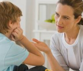 如何教孩子关心理解别人?