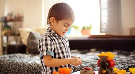 怎样调动宝宝的手脚协调能力?