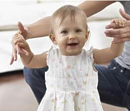 助宝宝学习走路的亲子小游戏