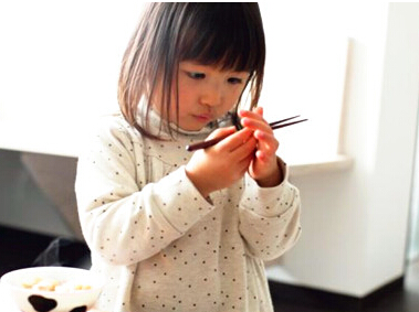 学会用筷子有利开发孩子智力