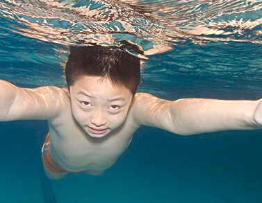 天热让孩子练练“水中操”