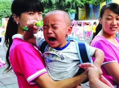 宝宝入园老哭闹?学学幼儿园老师的止哭绝招!