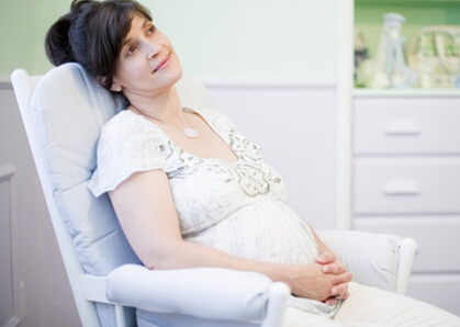 ������Ů ��ǰ��ʳ����æ