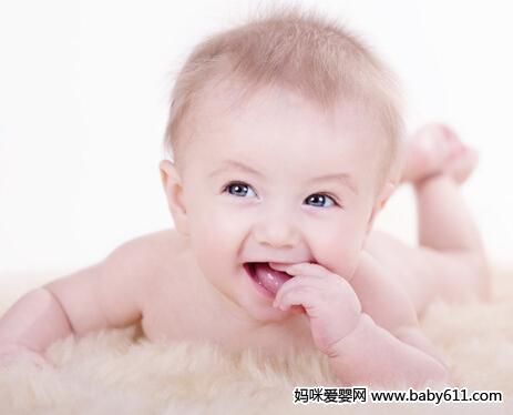 洗PP换尿布 男宝女宝有大不同