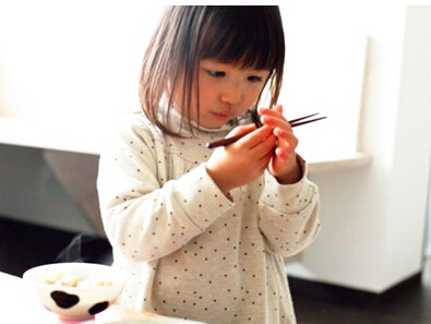 别小瞧筷子 游戏也能让宝宝聪明