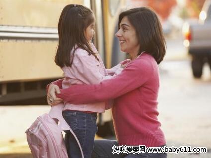 晚上晚接幼儿园的孩子回家