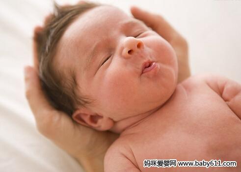 宝宝吐奶怎么回事