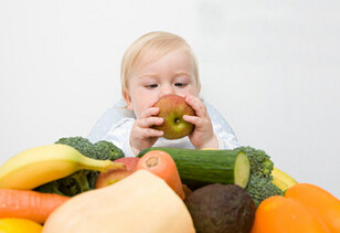宝宝呼唤辅食的7个信号