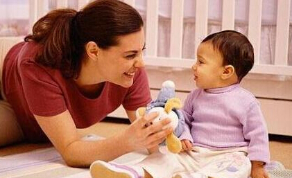 利用地板来与宝宝做游戏