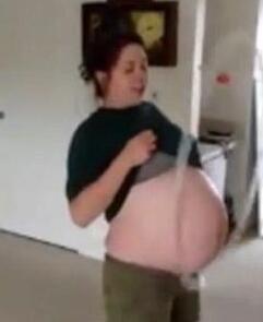 孕期健身又有新玩法 美孕妇用孕肚竖着转呼啦圈