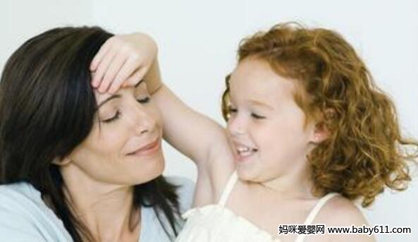 与孩子一同练“亲子瑜伽”