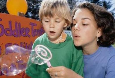 ���׼�ͥ���ӽ�����˭֮����