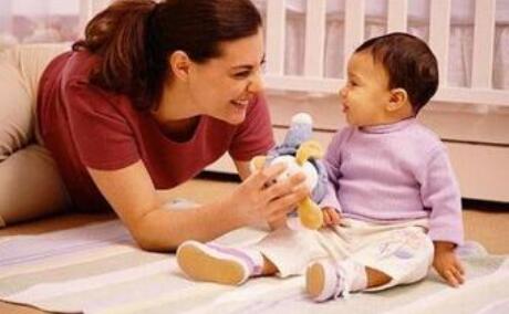 用游戏的方式帮他学习爬行