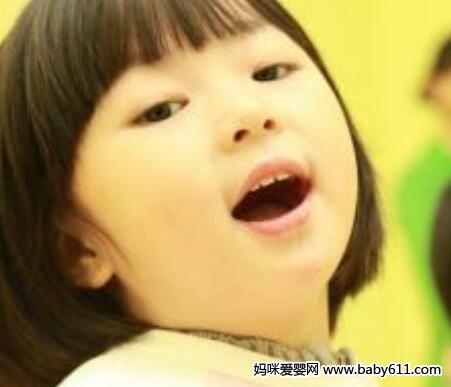 美国肯塔基州有一对夫妇有10个孩子,但是他们对孩子的教育非常奇特,不让他们上学,并住在像垃圾桶一样的简陋帐篷里,美名其曰”自由放养法”。