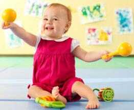 按年龄段给儿童选择玩具。