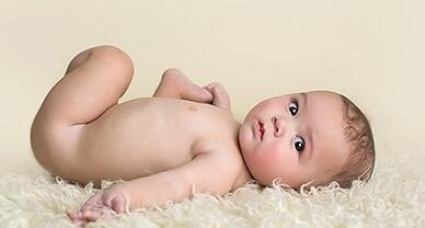 宝宝出现哪些异常动作 应该及时的治疗?