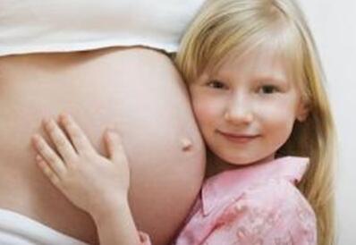 父母怎样与胎儿讲话?