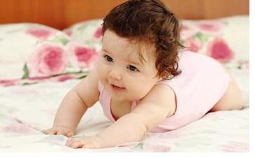 爸爸与三至六个月小宝宝做游戏