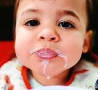 新生儿吐奶的护理