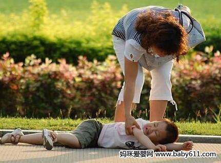 孩子摔倒了,看各国妈妈反应!