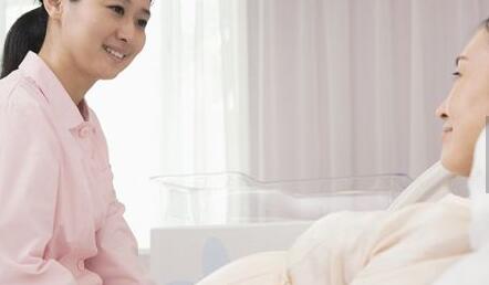 自然分娩后 产妇宜采取半坐卧姿势