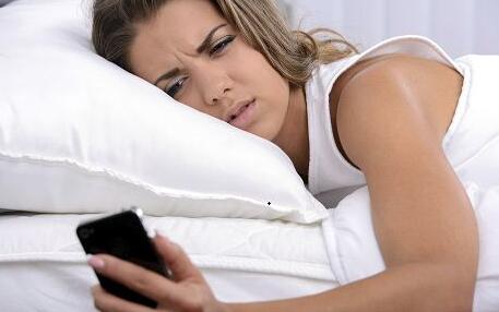 孕妈冬夜被窝玩手机 如何把危害降到最低