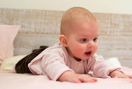 新生儿打嗝要怎样处理