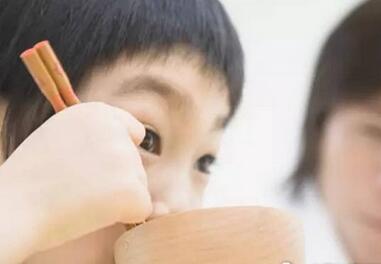 吃饭时千万不要这样教育孩子!