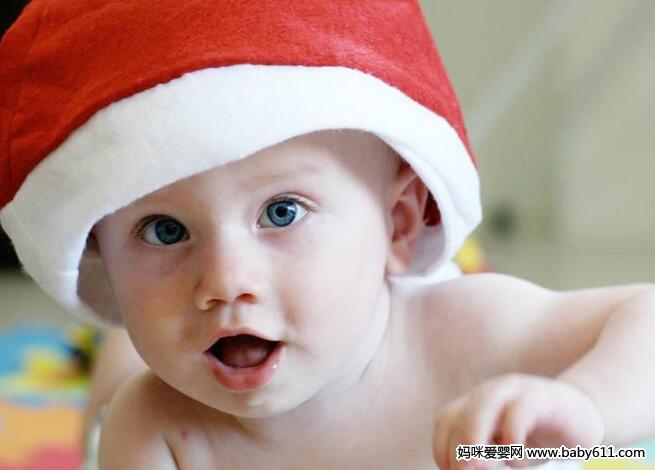 北鼻学爬行 家长来助力