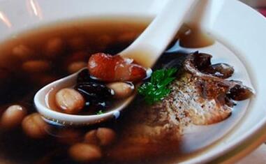 红枣黑豆鲤鱼汤