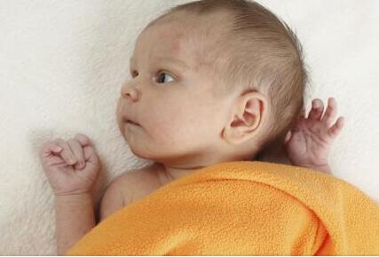 新生儿吐奶原因有哪些 该如何预防