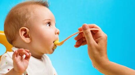 宝宝边吃饭边玩怎么办 这些方法很管用