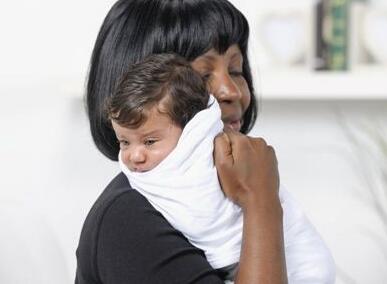 宝宝吐奶别着急 这样做能有效预防