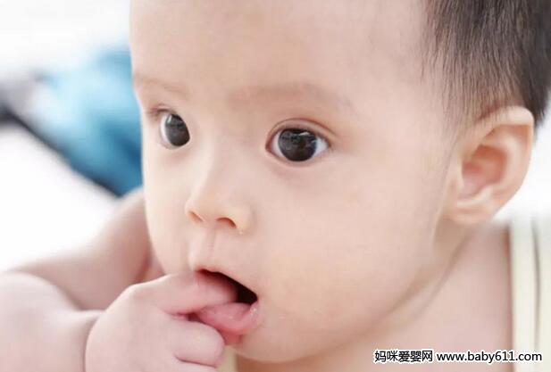 小宝宝吃手,育儿嫂是该管还是不该管?