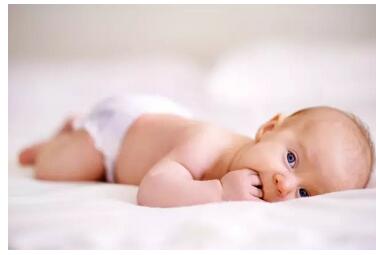 育儿嫂提醒:宝宝这8种症状与缺钙无关,家长别补错!