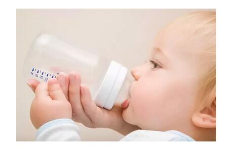 育儿嫂提醒:宝宝这8种症状与缺钙无关,家长别补错!