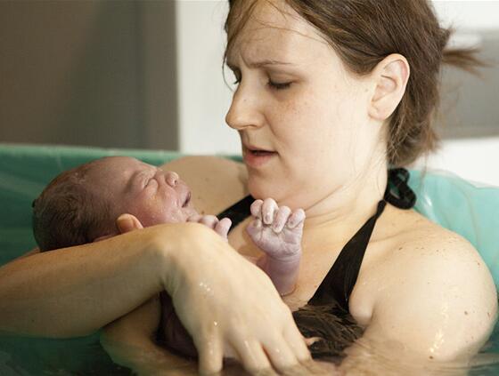 刚出生的宝宝为何这么“丑”?