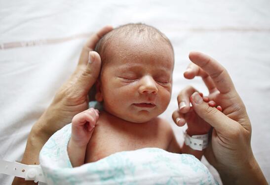 刚出生的宝宝为何这么“丑”?