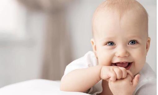 宝宝头发少又黄 缺了什么营养?