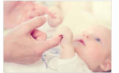 婴儿吐奶是怎么回事?怎么办?