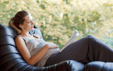 准妈妈看书也是一种很好的胎教方式