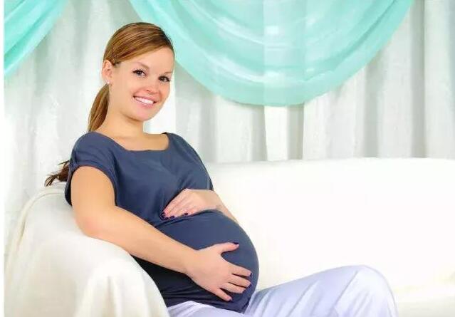 抚摸胎教常进行 宝宝反应更机敏