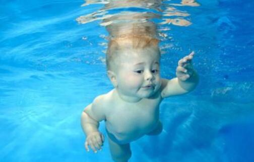 新生儿游泳的好处
